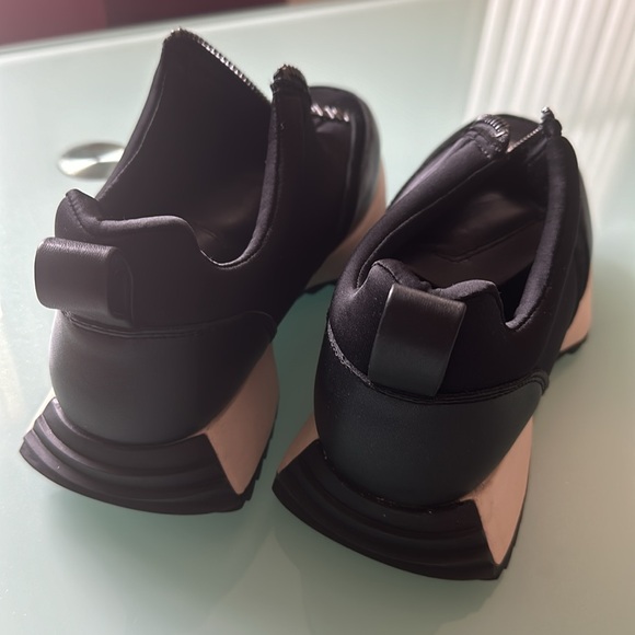 DKNY Black Sneakers Size 9 EXCELLENT Condition! - Picture 5 of 6